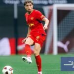العيناوي يتألق مع لايبزيغ: طموح هجومي وتأقلم سريع في البوندسليغا 8 اللاعب الدولي المغربي نايل العيناوي بقميص نادي لايبزيغ الألماني خلال مباراة.