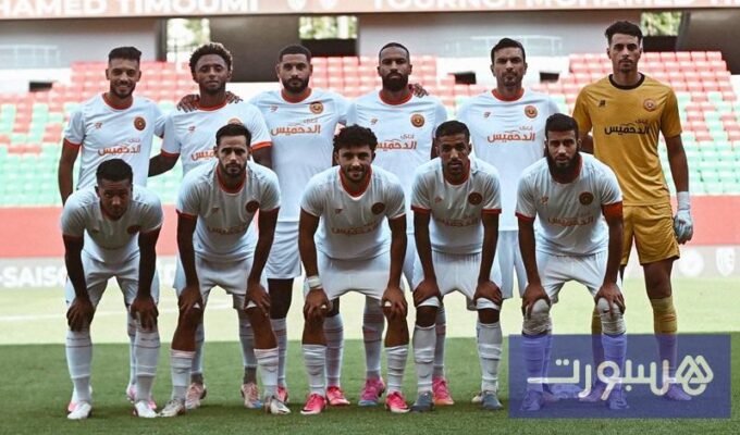 لاعبي نهضة بركان يحتفلون بهدف خلال مباراة ودية ضد حسنية لازاري وجدة.