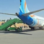 صورة لطائرة فلاي دبي بعد هبوطها الاضطراري في مطار الأمير سلطان بن عبد العزيز بتبوك، مع سيارات الإسعاف وفرق الطوارئ.