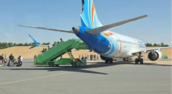 صورة لطائرة فلاي دبي بعد هبوطها الاضطراري في مطار الأمير سلطان بن عبد العزيز بتبوك، مع سيارات الإسعاف وفرق الطوارئ.