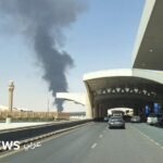 صورة جوية لمطار الملك خالد الدولي في الرياض تظهر سحابة دخان كثيفة بعد هجوم