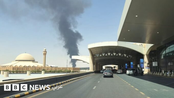صورة جوية لمطار الملك خالد الدولي في الرياض تظهر سحابة دخان كثيفة بعد هجوم