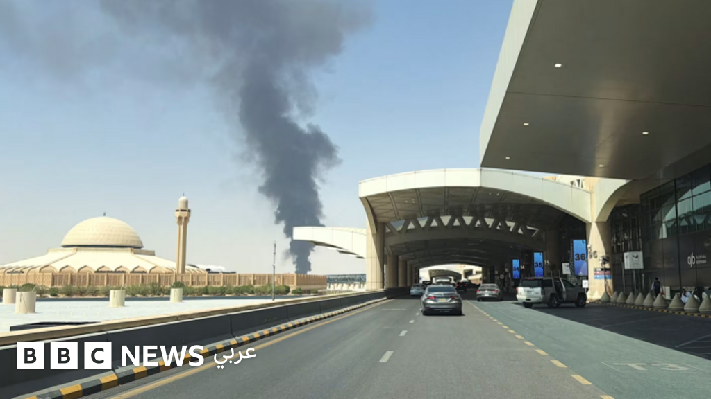صورة جوية لمطار الملك خالد الدولي في الرياض تظهر سحابة دخان كثيفة بعد هجوم