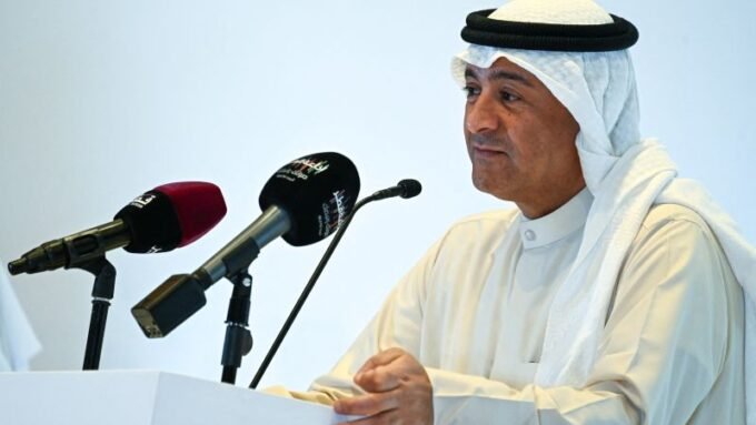 صورة للأمين العام لمجلس التعاون الخليجي جاسم محمد البديوي أو لآثار هجوم صاروخي في السعودية