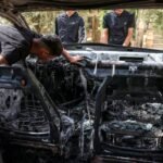 مركبة محترقة في الضفة الغربية بعد هجوم المستوطنين على قرية جالود