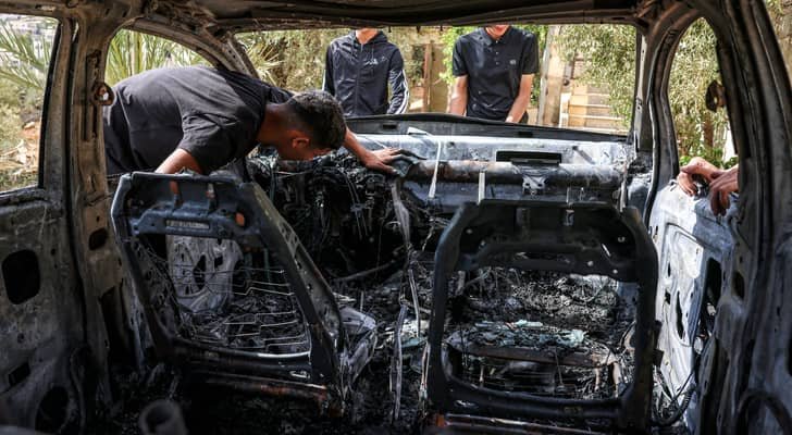 مركبة محترقة في الضفة الغربية بعد هجوم المستوطنين على قرية جالود