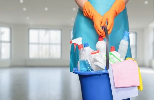 عاملة منزلية وشعار وزارة العمل