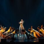 Des danseurs avec et sans handicap sur scène, vêtus de tenues colorées, lors du NABDA SHOW à Casablanca, célébrant la danse inclusive avec joie et harmonie.
