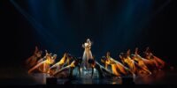 Des danseurs avec et sans handicap sur scène, vêtus de tenues colorées, lors du NABDA SHOW à Casablanca, célébrant la danse inclusive avec joie et harmonie.