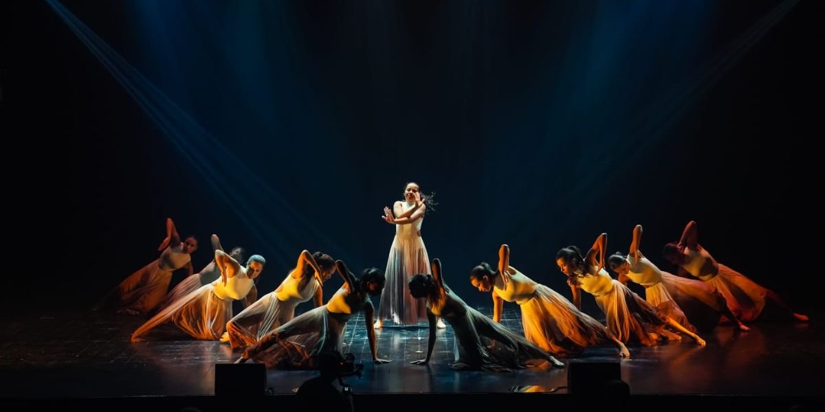 Des danseurs avec et sans handicap sur scène, vêtus de tenues colorées, lors du NABDA SHOW à Casablanca, célébrant la danse inclusive avec joie et harmonie.
