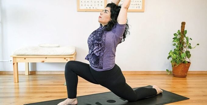 Une personne pratiquant le yoga au lever du soleil, symbolisant la sérénité et le choix de soi.