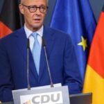 Friedrich Merz, leader de la CDU, le visage grave, devant un fond flou symbolisant l'incertitude politique, après une défaite électorale en Allemagne.