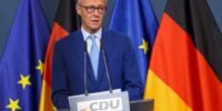 Friedrich Merz, leader de la CDU, le visage grave, devant un fond flou symbolisant l'incertitude politique, après une défaite électorale en Allemagne.