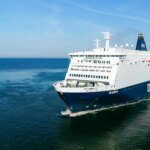 Un ferry DFDS naviguant dans le détroit de Gibraltar, avec les côtes espagnoles et marocaines en arrière-plan, symbolisant les liaisons maritimes clés.