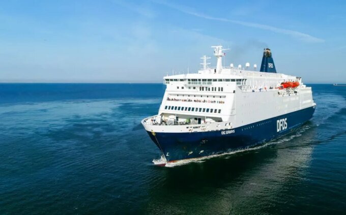 Un ferry DFDS naviguant dans le détroit de Gibraltar, avec les côtes espagnoles et marocaines en arrière-plan, symbolisant les liaisons maritimes clés.
