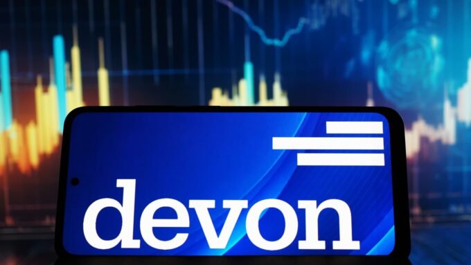 Devon Energy logo with a stylized letter representing activist investor communication