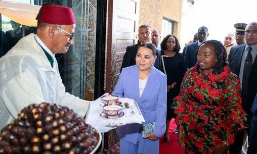 SAR la Princesse Lalla Asmaa accueillant la Première Dame du Kenya, Rachel Ruto, à l'aéroport de Rabat-Salé.
