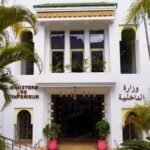 Vue d'ensemble des bulletins de vote ou d'une urne électorale, symbolisant la participation aux élections législatives au Maroc.