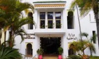 Vue d'ensemble des bulletins de vote ou d'une urne électorale, symbolisant la participation aux élections législatives au Maroc.