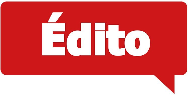 Une urne électorale avec des bulletins de vote, symbolisant le choix et la confiance des citoyens lors des élections marocaines.