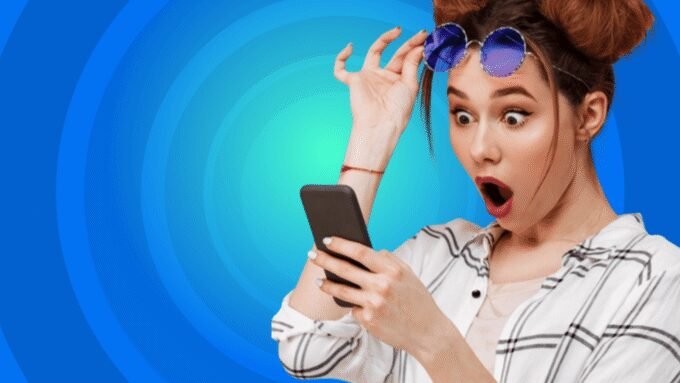 Exclusif : La Poste Mobile frappe fort avec un forfait 5G 130 Go à moins de 100€ l'année ! 9 Illustration d'un smartphone affichant le logo La Poste Mobile et des icônes 5G, symbolisant l'offre de forfait mobile.