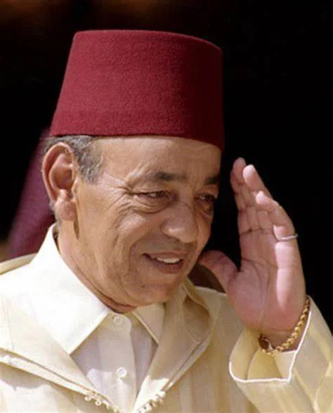 Portrait de Sa Majesté le Roi Hassan II, symbole de son règne bâtisseur et de son héritage durable pour le Maroc.