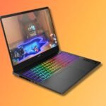 Le PC portable gamer HP Omen Max 16-ak0020nf noir, avec son clavier rétroéclairé RGB, affichant un jeu vidéo sur son écran QHD+ 240Hz.