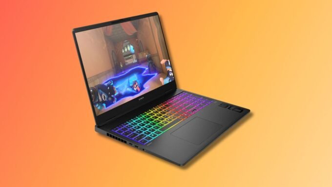 Le PC portable gamer HP Omen Max 16-ak0020nf noir, avec son clavier rétroéclairé RGB, affichant un jeu vidéo sur son écran QHD+ 240Hz.