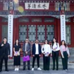 Huawei et le ministère de l’Enseignement supérieur forment des doctorants marocains en Chine 3 Groupe de doctorants marocains souriants en formation technologique en Chine, avec des représentants de Huawei et du Ministère de l'Enseignement Supérieur en arrière-plan.