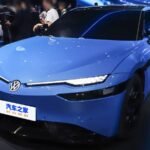 ID. Unyx 09 : La Berline Électrique Révolutionnaire de Volkswagen et Xpeng Débarque en Chine à un Prix Choc 6 Vue latérale de la berline électrique Volkswagen ID. Unyx 09, arborant une silhouette élégante de fastback.