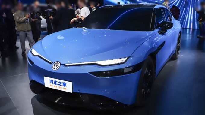Vue latérale de la berline électrique Volkswagen ID. Unyx 09, arborant une silhouette élégante de fastback.