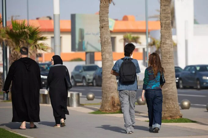 La Majorité Silencieuse : Quand l'Apathie Éclairée Pèse sur le Débat Public Marocain 7 Une foule silencieuse ou une personne réfléchissant, symbolisant la majorité qui s'abstient du débat public.