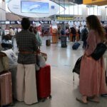 Vue aérienne d'un aéroport marocain moderne avec des avions au décollage et à l'atterrissage, symbolisant la croissance du trafic passagers.