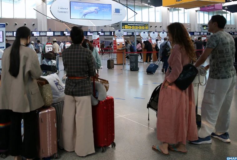 Vue aérienne d'un aéroport marocain moderne avec des avions au décollage et à l'atterrissage, symbolisant la croissance du trafic passagers.