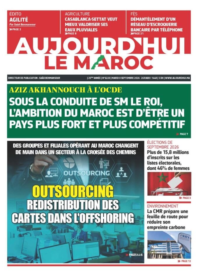 Illustration d'un journal électronique avec des titres sur la cybersécurité, l'IA au Maroc, les élections et la rentrée scolaire, symbolisant l'information et l'accès numérique.