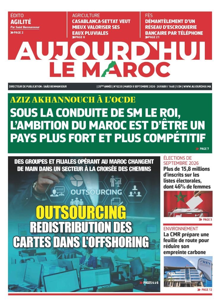 Illustration d'un journal électronique avec des titres sur la cybersécurité, l'IA au Maroc, les élections et la rentrée scolaire, symbolisant l'information et l'accès numérique.