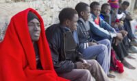 Vue aérienne de la côte marocaine, symbolisant la surveillance des frontières maritimes contre l'émigration irrégulière.