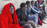 Vue aérienne de la côte marocaine, symbolisant la surveillance des frontières maritimes contre l'émigration irrégulière.