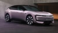 Une AUDI E5 Sportback, voiture électrique chinoise, sur une route urbaine, illustrant le conflit d'importation.
