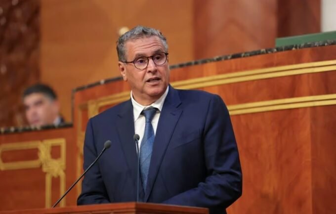 Aziz Akhannouch, le Chef du gouvernement sortant, félicite le Parti Authenticité et Modernité (PAM) pour sa victoire aux élections législatives de 2026, illustrant un moment de transition démocratique au Maroc.