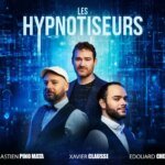 Casablanca sous hypnose : Les Hypnotiseurs promettent une expérience "Hors Limites 2.0" inédite 3 Les trois hypnotiseurs, Xavier Clausse, Sébastien Pino Mata et Édouard Cherbon, sur scène à Casablanca, engageant le public lors de leur spectacle "Hors Limites 2.0".