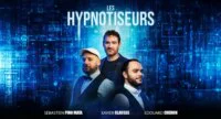 Les trois hypnotiseurs, Xavier Clausse, Sébastien Pino Mata et Édouard Cherbon, sur scène à Casablanca, engageant le public lors de leur spectacle "Hors Limites 2.0".