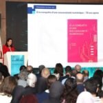 Ministre déléguée Amal El Fallah Seghrouchni présentant la feuille de route Maroc IA 2030 à Rabat, avec des écrans affichant des graphiques et des participants attentifs.