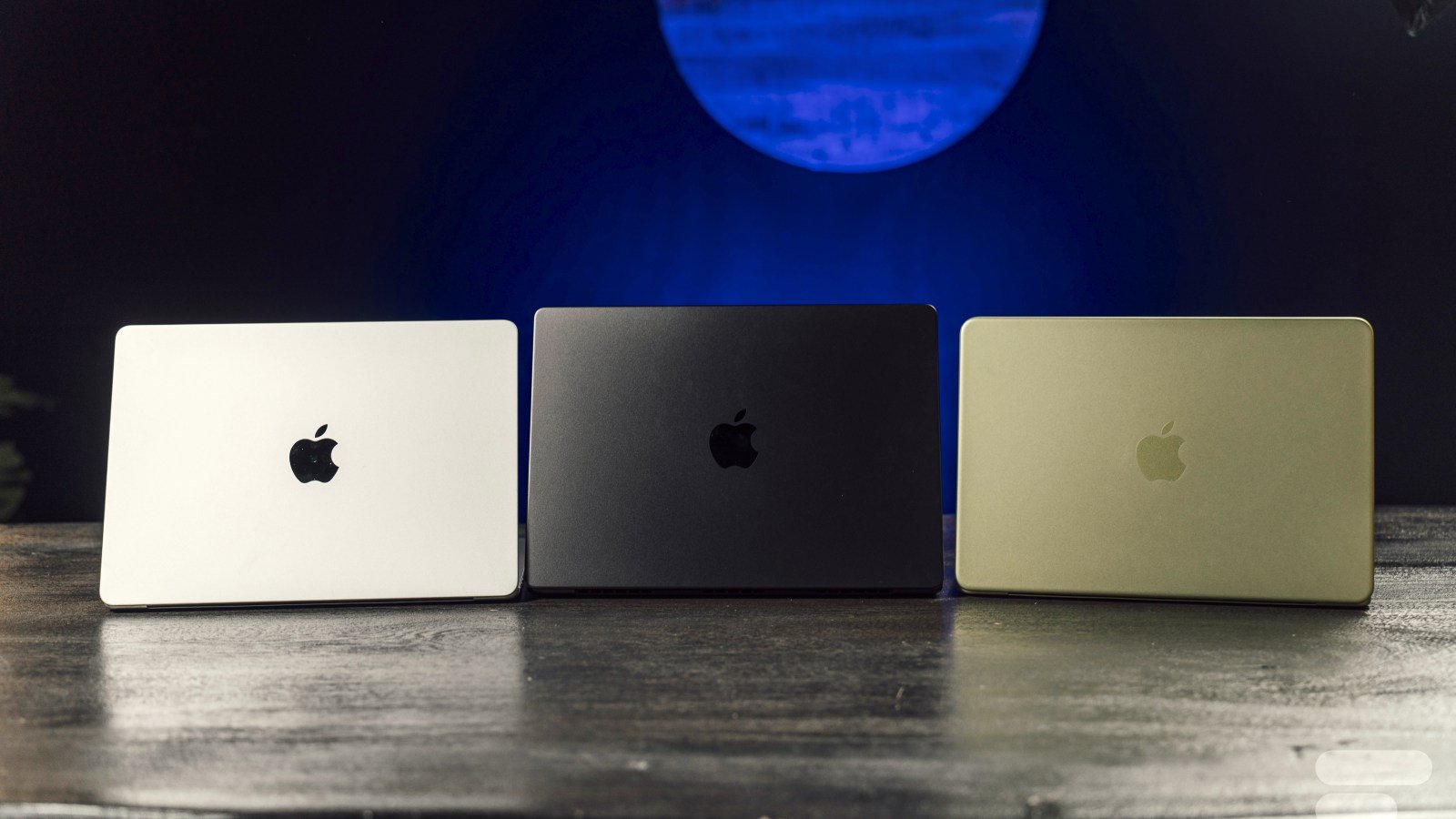 Un MacBook Air 13 M5 (2026) argenté, posé sur une table, avec son écran allumé et le logo Apple visible. Photographie réalisée par Chloé Pertuis pour Frandroid.