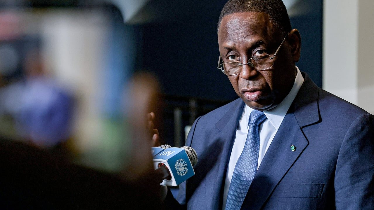 ONU : comment Macky Sall a tenté d’empêcher l’accès à un site web critiquant son bilan 1 Macky Sall, ancien président du Sénégal, à New York, le 22 avril 2026, lors d'un événement. Il porte un costume sombre et une cravate claire.