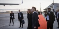 Emmanuel Macron et le Pape Léon XIV lors d'une rencontre officielle à Paris, symbolisant les relations complexes entre l'Élysée et le Vatican.