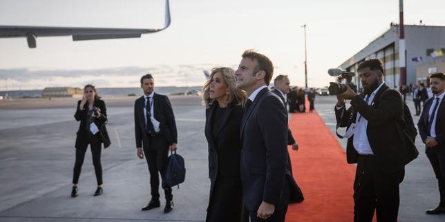 Emmanuel Macron et le Pape Léon XIV lors d'une rencontre officielle à Paris, symbolisant les relations complexes entre l'Élysée et le Vatican.