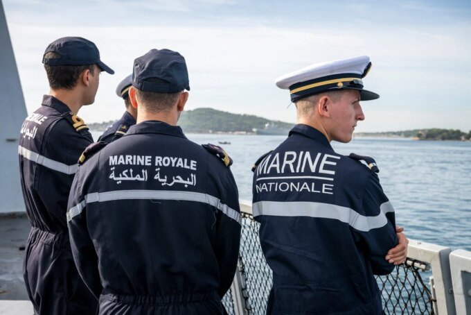 Frégate marocaine Tarik Ben Ziyad et hélicoptère Panther participant aux manœuvres navales conjointes Chebec 2026 en Méditerranée avec la Marine nationale française.