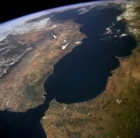 Vue aérienne du détroit de Gibraltar, séparant l'Europe de l'Afrique, avec les côtes clairement visibles sous un ciel dégagé. La photographie, prise par la NASA, met en évidence l'importance stratégique de cette voie maritime.