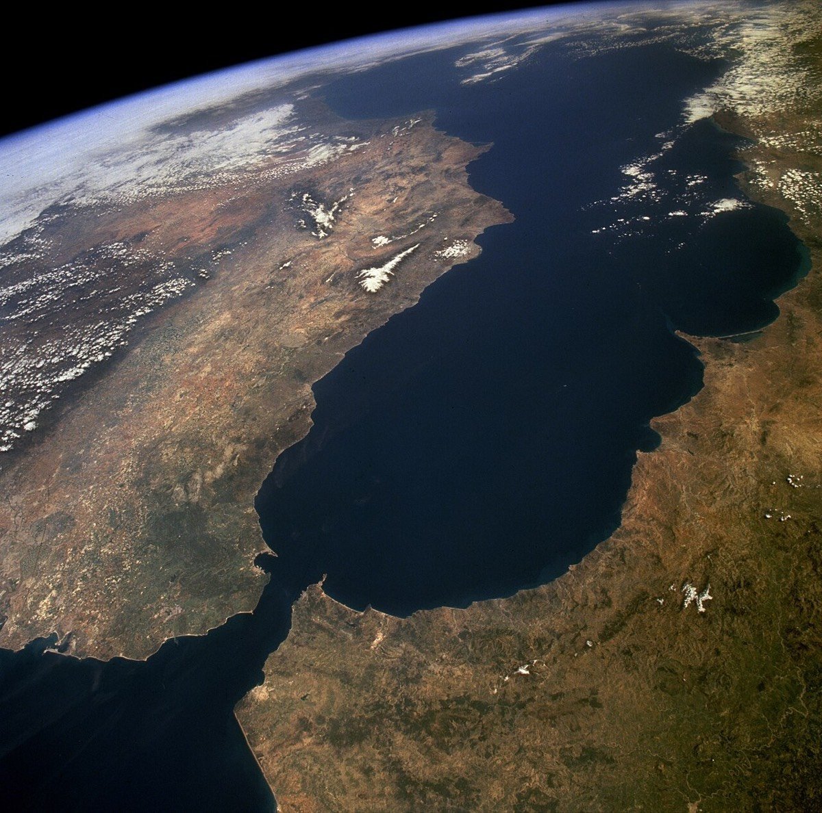 Le Maroc au Carrefour des Influences : Décryptage d'une Géopolitique en Ébullition 3 Vue aérienne du détroit de Gibraltar, séparant l'Europe de l'Afrique, avec les côtes clairement visibles sous un ciel dégagé. La photographie, prise par la NASA, met en évidence l'importance stratégique de cette voie maritime.